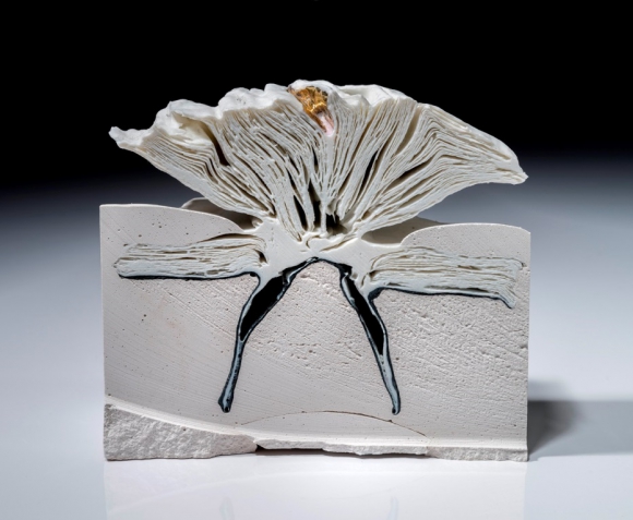 Emīlija Konela / Emily Connell (ASV / USA) "Kabatas formāta ungāru Bībele / Pocket Size Hungarian Holy Bible", porcelāns, zelts, 2015