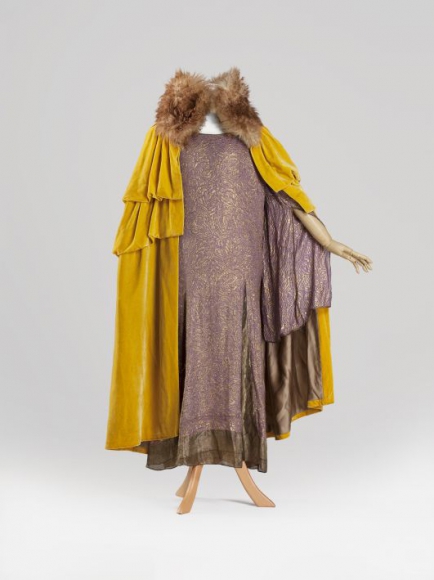 Modes vēsturnieka Aleksandra Vasiļjeva skaistāko vakartērpu kolekcijas izstāde