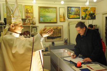 Valmieras pilsētas domes priekšsēdētājs Inesis Boķis atstāj vērtējumu par izstādi galerijas viesu grāmatā