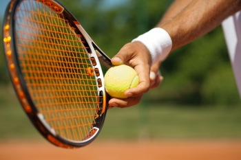 Tenisā vecuma ierobežojumu nav: Jūrmalā par čempionu tituliem cīnās aktīvākie seniori