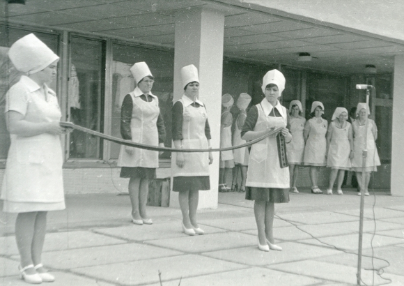 Jaunās poliklīnikas korpusa atklāšana 1979. gadā. Foto no Tukuma slimnīcas arhīva. 