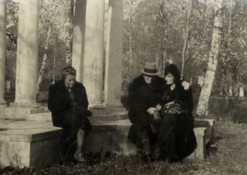 Aleksandra Beļcova un Sigismunds Vidbergs ar sievu Mēriju. Fotogrāfija. Autors nezināms. 1944. SBM kolekcija. Skenējums