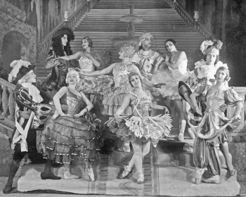 Balerta "Apburtā princese" dalībnieki pēc izrādes 1929. gadā Latvijas Nacionālāajā operā. Rakstniecības un mūzikas muzeja kolekcija