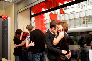 Valentīna dienā uzstādīs ilgākā skūpsta rekordu