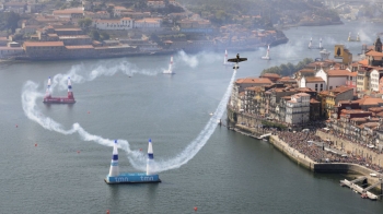 Pols Bonoms satriec Ārču Red Bull Air Race Porto